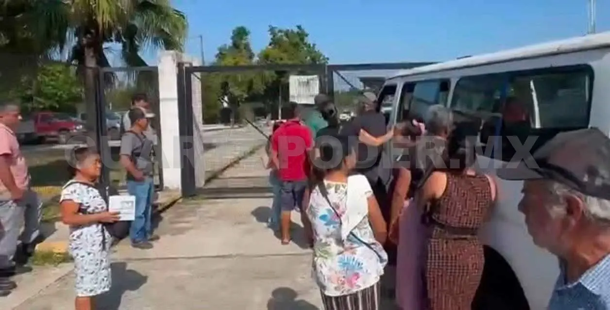 Habitantes acudieron hasta la CFE ubicada en Tuxtla Chico, donde realizaron un plantón. Rafael Victorio / CP