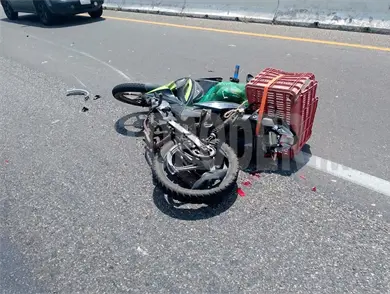 Impacta pick up a un motorista por alcance