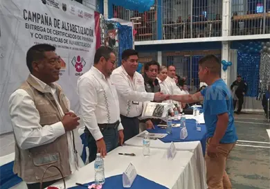 Internos reciben certificados de alfabetización Internos reciben certificados de alfabetización