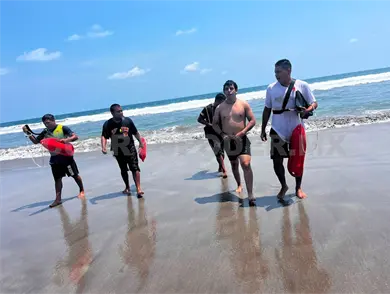 Salvan a joven tonalteco de ahogarse en el mar Salvan a joven tonalteco de ahogarse en el mar