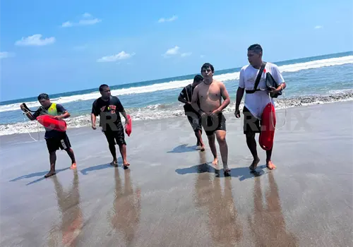 Salvan a joven tonalteco de ahogarse en el mar