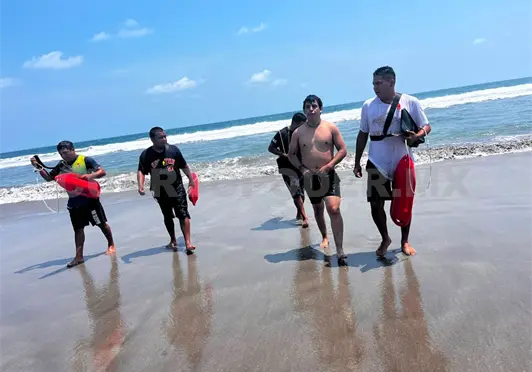 Salvan a joven tonalteco de ahogarse en el mar Salvan a joven tonalteco de ahogarse en el mar