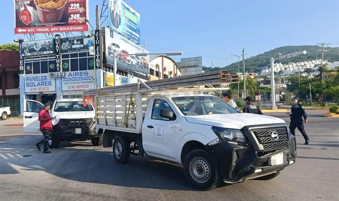 Agentes de Tránsito y Vialidad Municipal abanderaron la zona para evitar un segundo percance y agilizar el flujo en la rotonda. Ulises Villalobos / CP
