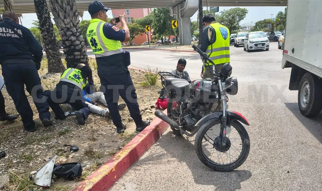ERUM valoró al sujeto que manejaba la motocicleta, quien había caído contra el pavimento. Ulises Villalobos / CP