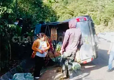 Tr&aacute;gica volcadura de un transporte p&uacute;blico