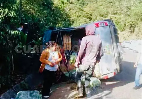 Tr&aacute;gica volcadura de un transporte p&uacute;blico