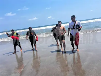 Salvan a joven de ahogarse en el mar