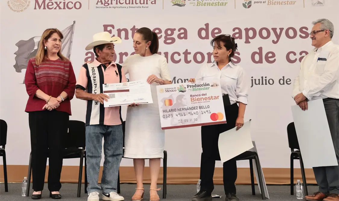 Claudia Sheinbaum y Margarita González Saravia entregan apoyos al campo en el sur de Morelos. Cortesía