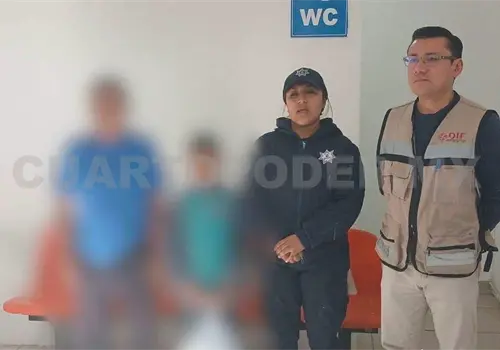 Policias resguardan a menor que deambulaba Policias resguardan a menor que deambulaba