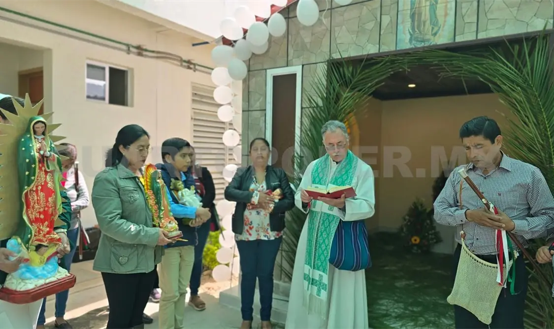 A la ceremonia acudieron autoridades locales, personal de Salud y un sacerdote de la diócesis de SCLC. Manuel Martínez / CP