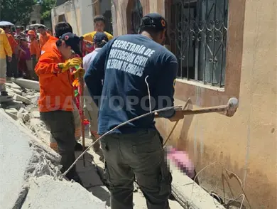 Derrumbe deja a pastor muerto y a alba&ntilde;il herido