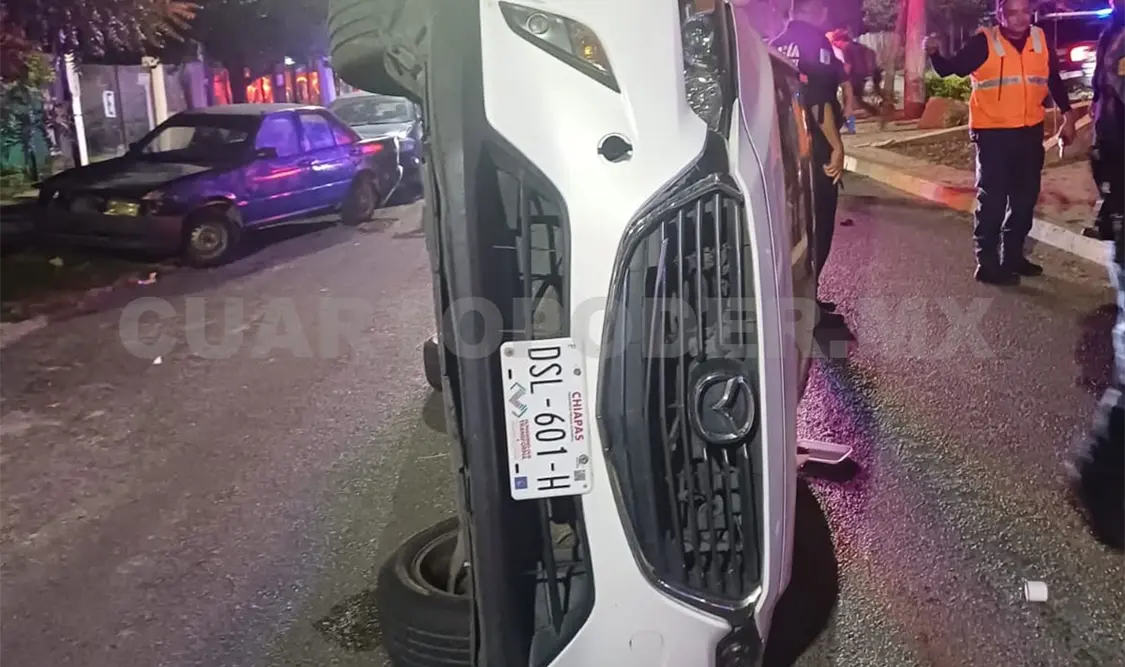 La SUV circulaba presuntamente a exceso de velocidad, perdió el control e impactó a dos autos y luego volcó. Ulises Villalobos / CP