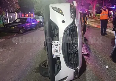 Vuelca camioneta y golpea a dos autos estacionados