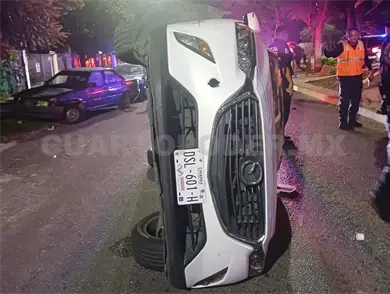 Vuelca camioneta y golpea a dos autos estacionados