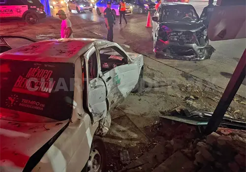 No respeta el rojo de semáforo y choca No respeta el rojo de semáforo y choca