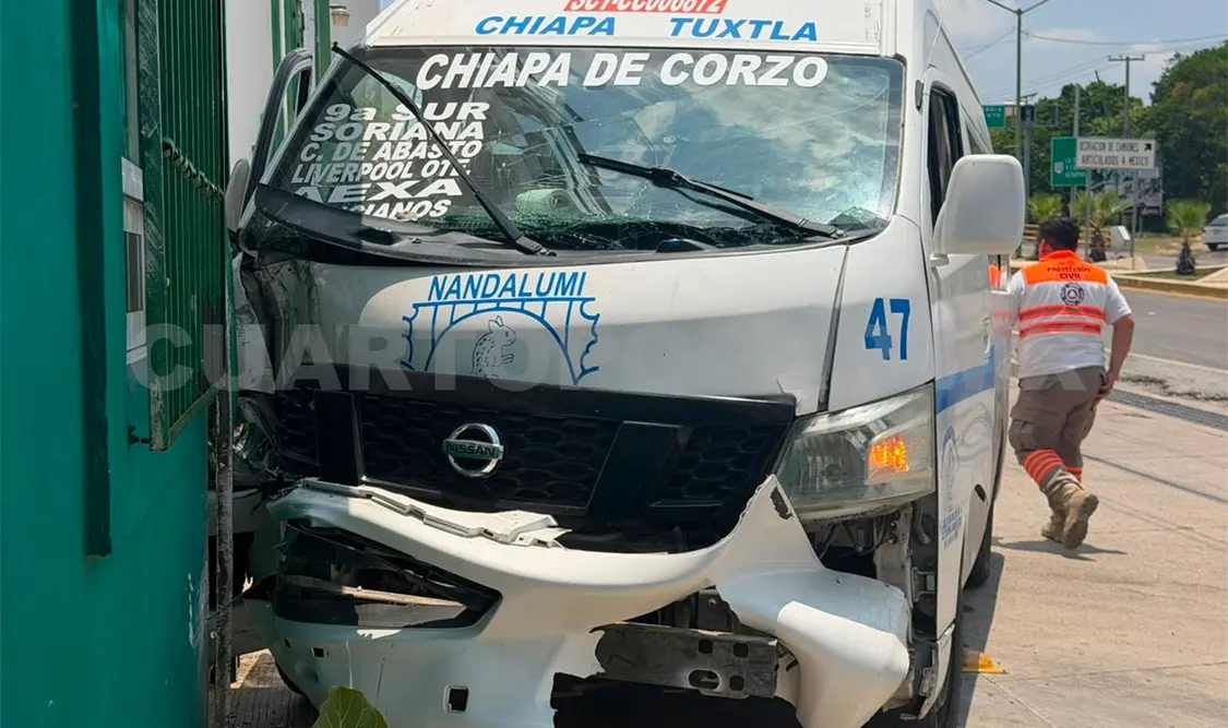 El colectivo de la línea Nandalumí se salió de la carretera y se estampó contra la fachada de una bodega. Ulises Villalobos / CP