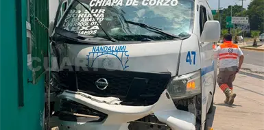 Colectivo sale del camino y se estrella en bodega
