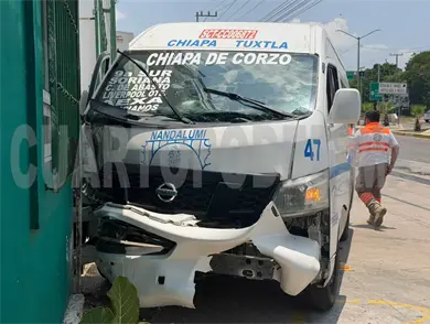 Colectivo sale del camino y se estrella en bodega