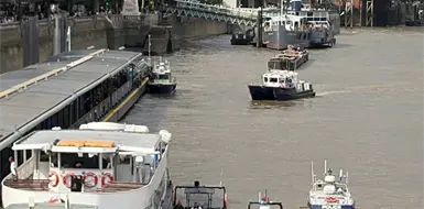 Heridos 5 polic&iacute;as tras choque de lancha en puente