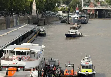 Heridos 5 polic&iacute;as tras choque de lancha en puente