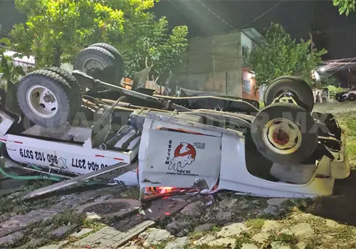 Se accidenta pipa y acaba sobre sed&aacute;n