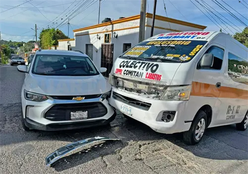Par de percances viales; colectivos involucrados
