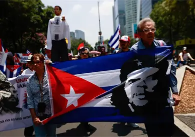 Cubanos marchan a la antigua embajada de Estados Unidos