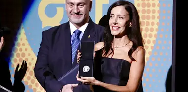 Cecilia Su&aacute;rez recibe homenaje