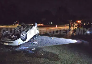 Impacta a auto y luego se sale de la carretera
