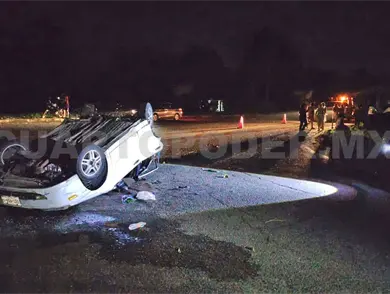 Impacta a auto y luego se sale de la carretera Impacta a auto y luego se sale de la carretera