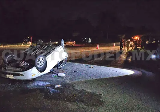 Impacta a auto y luego se sale de la carretera