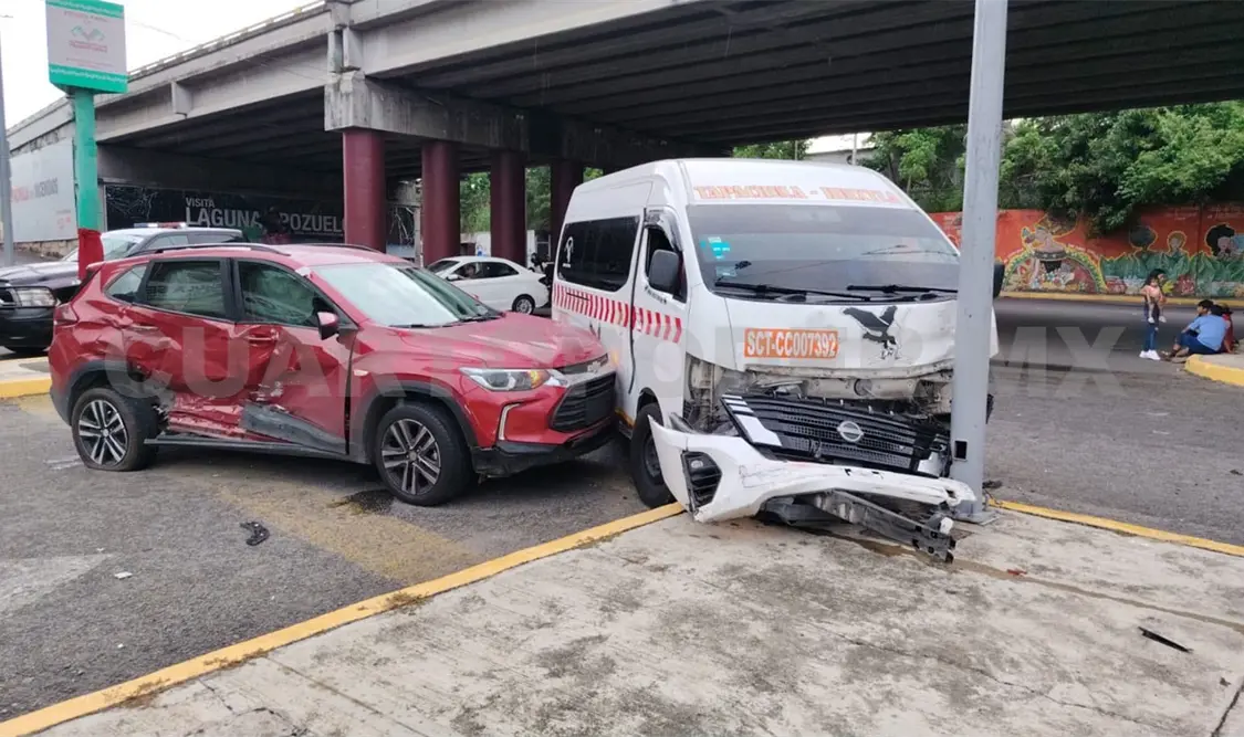 Presuntamente la camioneta no respetó el alto al intentar incorporarse, provocando que el colectivo se estrellara en un poste del C5. Rafael Victorio / CP