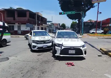 No se detienen en alto de sem&aacute;foro y colisionan