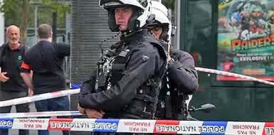 Hombre apu&ntilde;ala a tres mujeres en Par&iacute;s