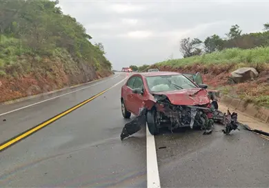 Derrapa por charco e invade el carril contrario