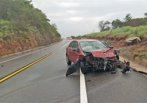 Derrapa por charco e invade el carril contrario