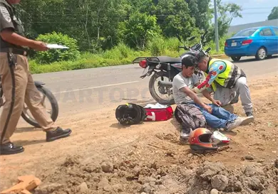 Motorista se estampa contra una camioneta