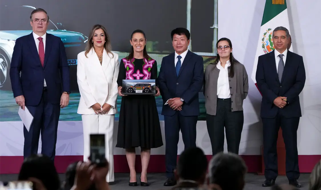 La mandataria apuntó que la inversión impulsará la electromovilidad con un vehículo eléctrico y estaciones de carga. Cortesía