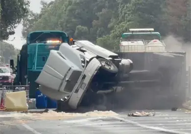 Vuelca tr&aacute;iler con sustancias qu&iacute;micas en autopista