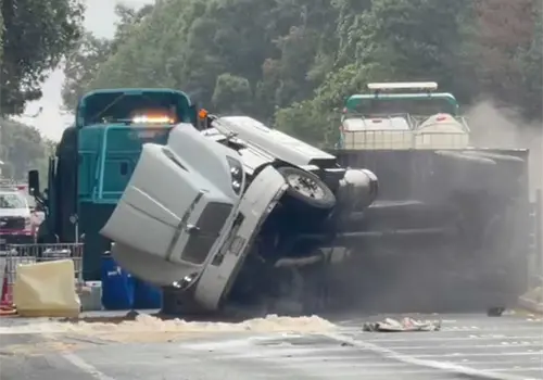 Vuelca tráiler con sustancias químicas en autopista Vuelca tráiler con sustancias químicas en autopista