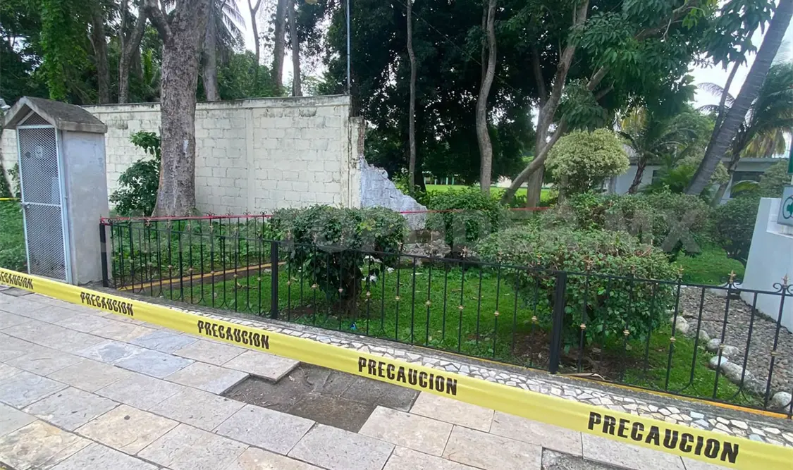 La madrugada de este miércoles se registró el derrumbe; personal de la Secretaría de Protección Civil, procedió a delimitar el área. Rafael Victorio/CP