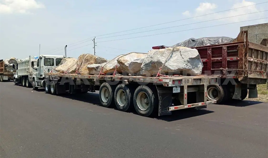 Desde hace varios meses circulan decenas de camiones de carga transportando grandes piedras hacia obras en Puerto Chiapas. Rafael Victorio / CP