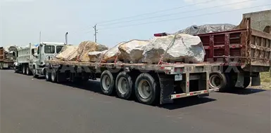 Riesgo en la costera por acarreo de piedra