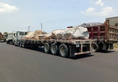 Riesgo en la costera por acarreo de piedra