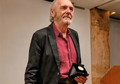 Carlos Converso recibe medalla Carlos Converso recibe medalla