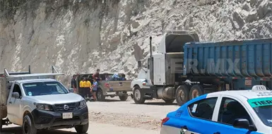 Cami&oacute;n colisiona con tres particulares
