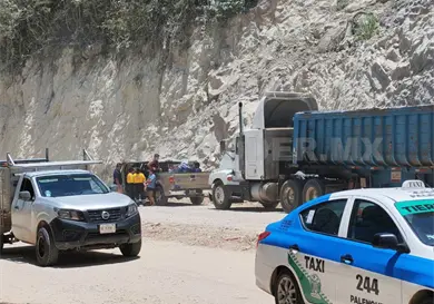 Camión colisiona con tres particulares Camión colisiona con tres particulares