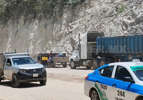 Camión colisiona con tres particulares Camión colisiona con tres particulares