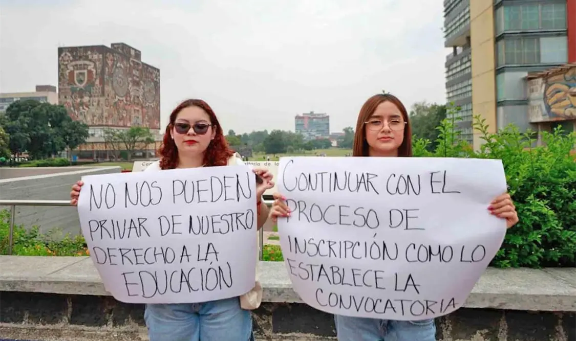 Aspirantes que aplicaron en línea el examen de admisión a la UNAM, se manifestaron en Ciudad Universitaria. El Universal