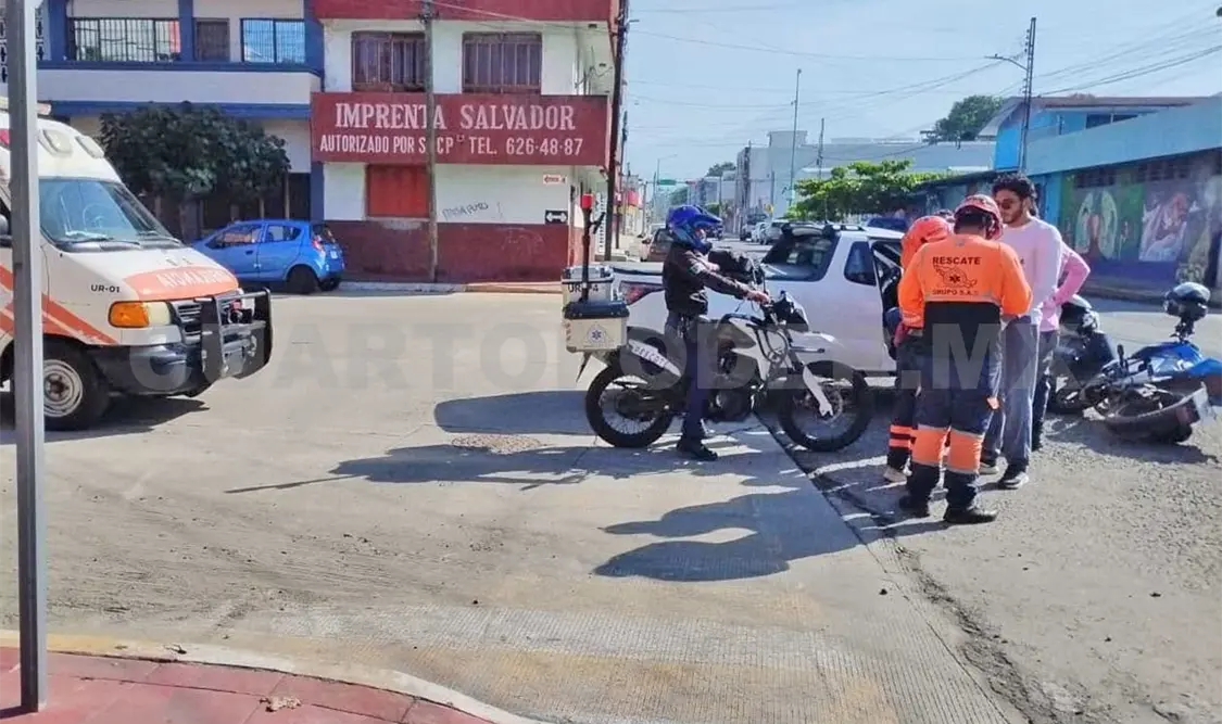 El motorista sufrió una crisis nerviosa, aunque no requirió traslado hospitalario tras ser atendido por el SAE. Víctor Sánchez / CP